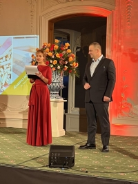 SIA Gaujas koks pārstāvis klausās runu