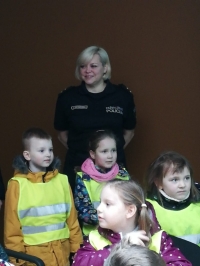 PAšvaldības policijas pārstāve un bērni no pirmsskolas izglītības iestādes