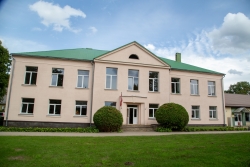 Ābeļu pamatskola vasarā. Skats no galvenās ieejas puses.