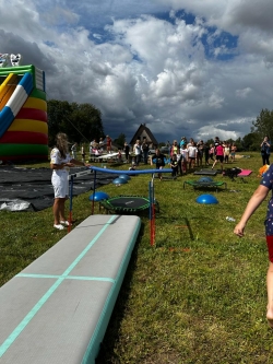 Bērni brīvā dabā nodarbojas ar sportiskām aktivitātēm