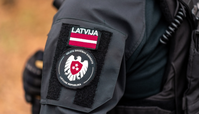 Valsts drošības dienesta pleca tuvplāns - emblēma un Latvijas karogs
