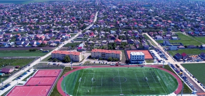 Cumpana pilsēta no drona skata, priekšplānā sporta laukums, tālumā mājas