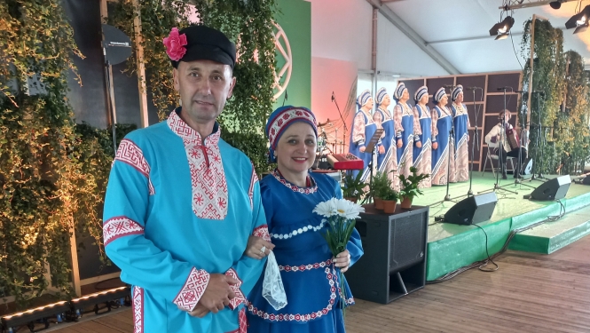 Biedrības "Rodņik" pārstāvji stāv pie skatuves