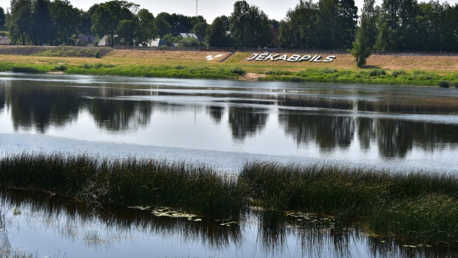 Daugava un aizsargdambis