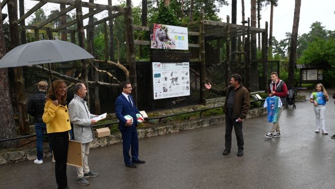 Jēkabpils novada domes priekšsēdētājs Raivis Ragainis, kā rī Rīgas Zoodārzā valde lūšu mazuļiem  svinīgi dod vārdus