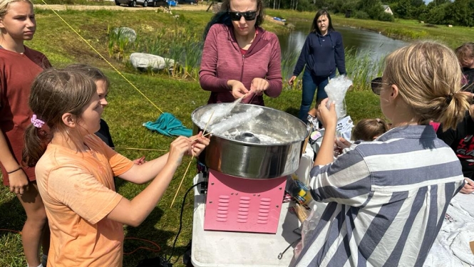 Personas pie zupas katla brīvā dabā