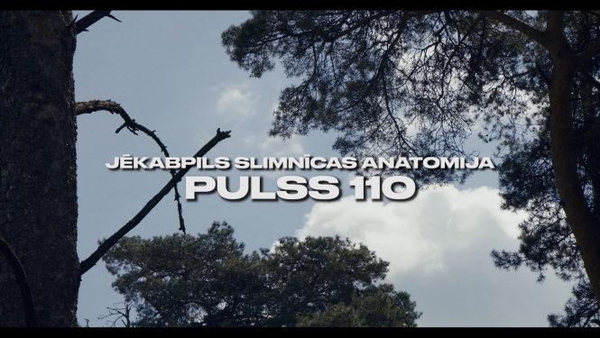 Kadrs no Jēkabpils slimnīcas filmas - priedes un debesis, pa virsu uzraksts Jēkabpils slimnīcas anatomij. Pulss 110