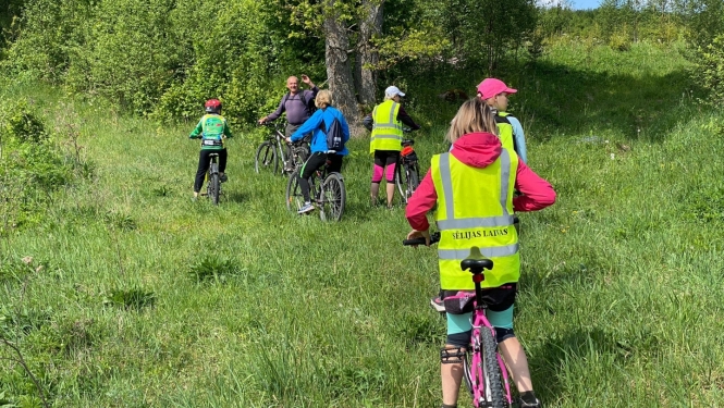 velobrauciens pa lauku dabu