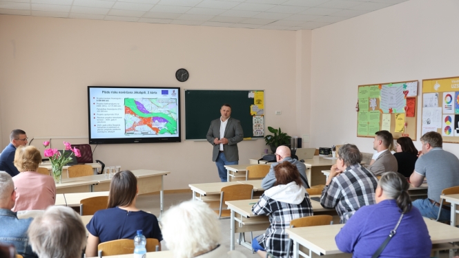 Sarunas ar iedzīvotājiem klases telpā Jēkabpils 3. vidusskolā