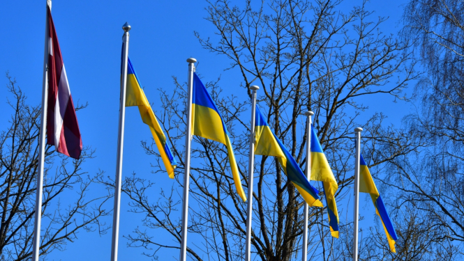 Ukrainas un Latvijas karogi