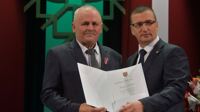 Goda pilsoni Jānis Subatiņš un domes priekšsēdētājs Raivis Ragainis