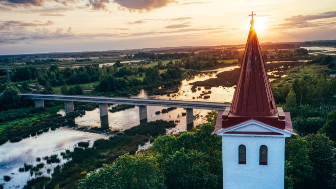 Ainava ar baznīcu