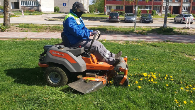 JK Namu pārvalde veic zāles pļaušanu