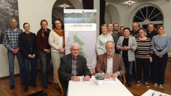 Vācu partneri kopīgā projekta līguma parakstīšanas brīdī