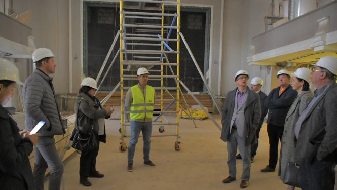 Domes vadība ar būvnieku apskata Jēkabpils Tautas nama projektu