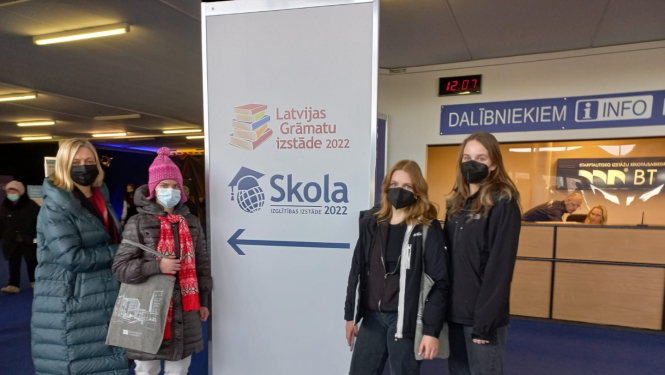 skolēni