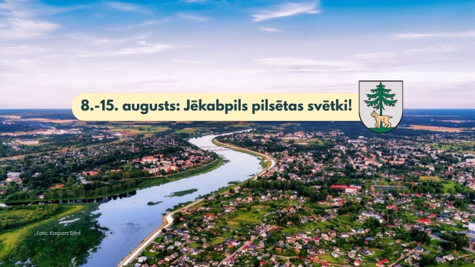 Kaspars Siliņa foto. Jēkabpils skats no drona lidojuma ar uzrakstu 8.-15. augusts: Jēkabpils pilsētas svētki un pilsētas ģerboni