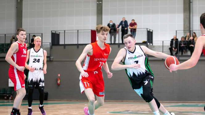 basketbolisti skraida pa laukumu