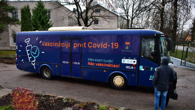 Vakcinācijas buss Jēkabpilī pie Krustpils pamatskolas