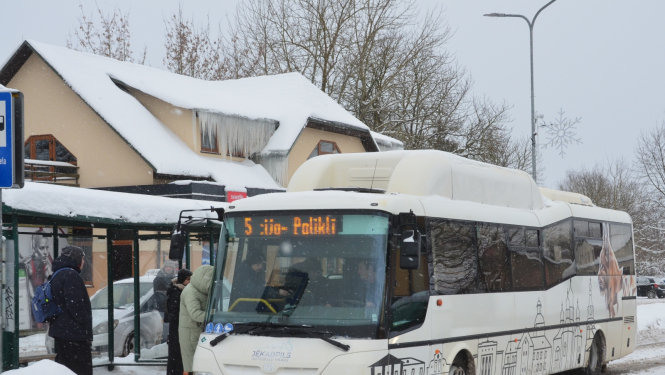 autobuss pieturā