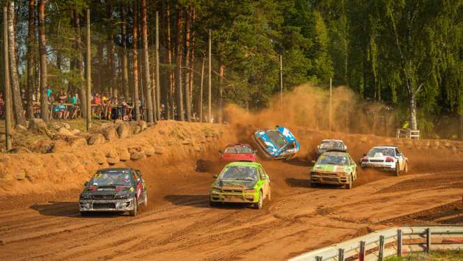autokross trasē, grants, putekļi, sporta automašīnas, fona priežu mežs ar skatītājiem