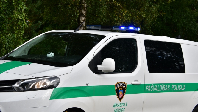 pašvaldības policijas auto tuvplāns