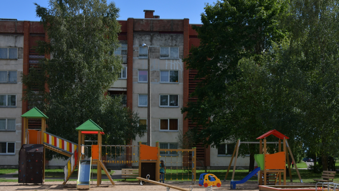 Bērnu rotaļlaukums vienā no Jēkabpils mikrorajoniem