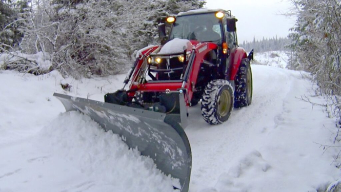 Traktors tīra sniegu