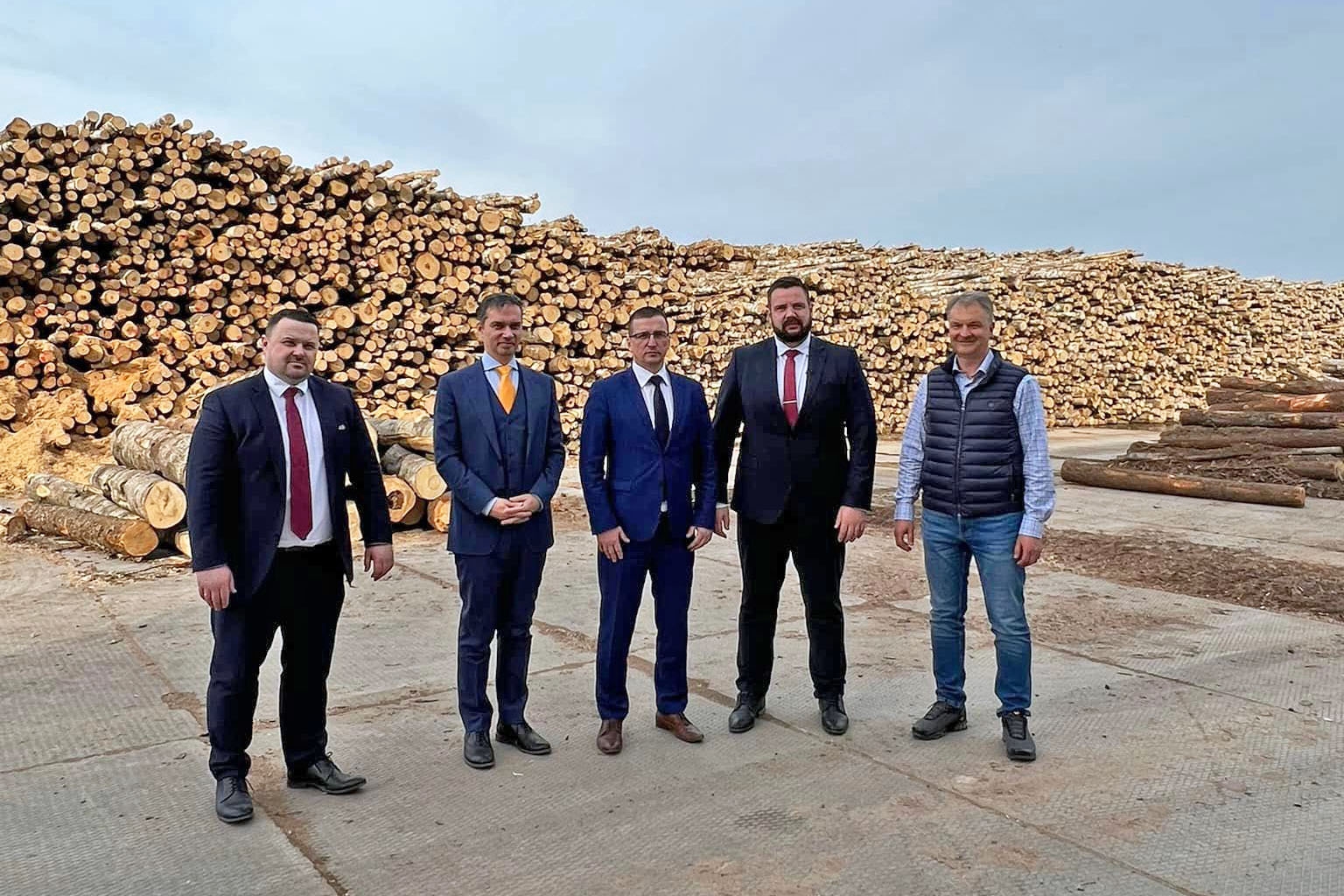 Ekonomikas ministrs Jānis Vitenbergs un Jēkabpils novada domes priekšsēdētājs Raivis Ragainis tiekas ar SIA Dižmežs pārstāvi