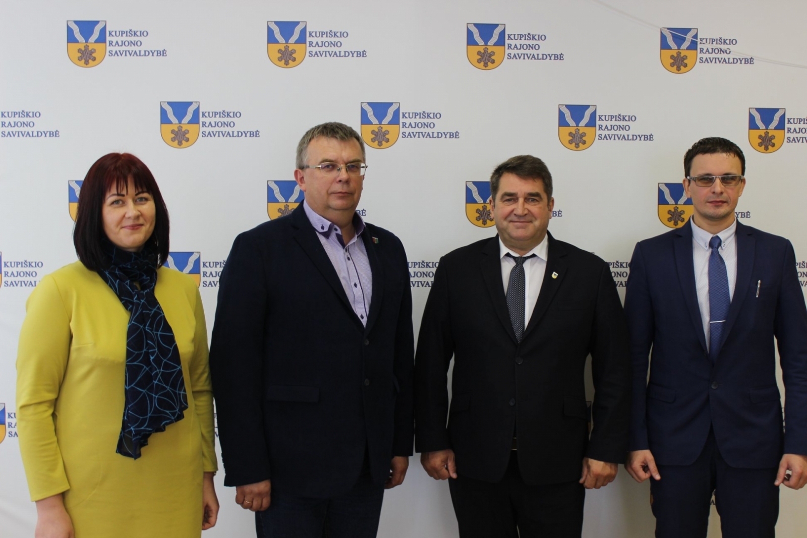 Jēkabpils novada priekšsēdētājs Aivars Vanags un projektu speciāliste Agnese ciemos kupišķos, blakus pilsētas mērs