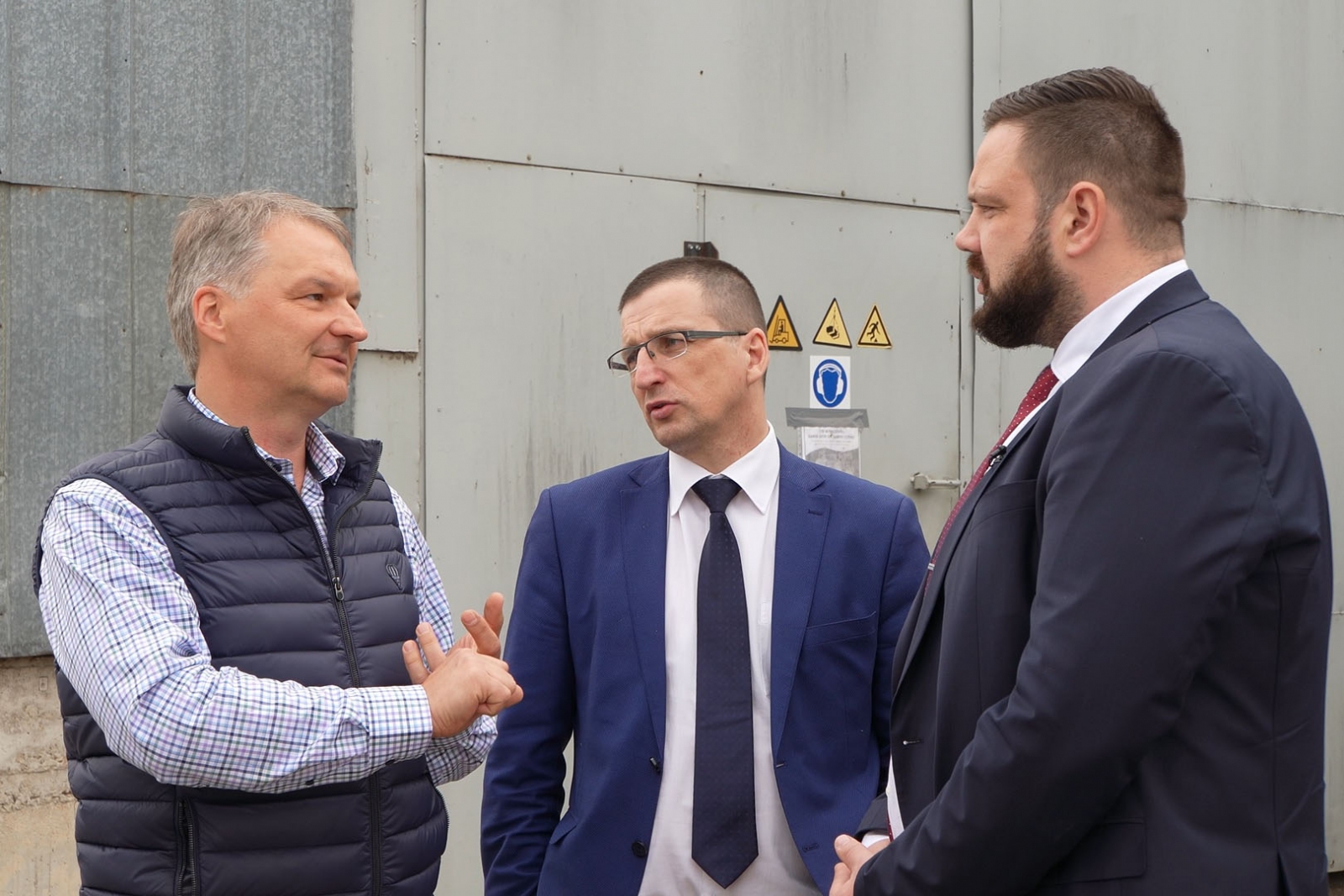 Ekonomikas ministrs Jānis Vitenbergs un Jēkabpils novada domes priekšsēdētājs Raivis Ragainis tiekas ar SIA Dižmežs pārstāvi