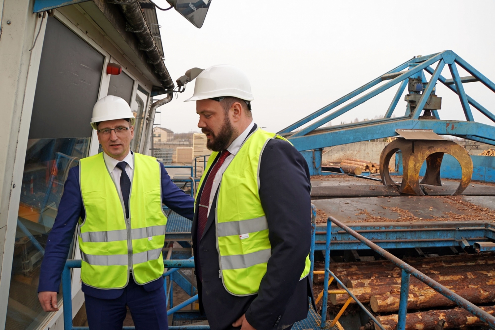 Skats no uzņēmuma SIA Gaujas koks teritorijas, priekšplānā Ekonomikas ministrs Jānis Vitenbergs un Jēkabpils novada domes priekšsēdētājs Raivis Ragainis