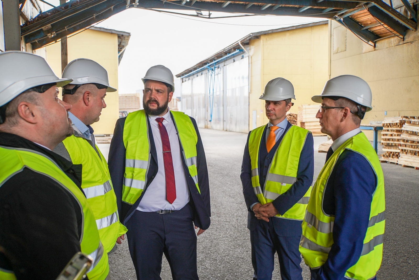 Ekonomikas ministrs Jānis Vitenbergs un Jēkabpils novada domes priekšsēdētājs Raivis Ragainis tiekas ar SIA Gaujas koks pārstāvi