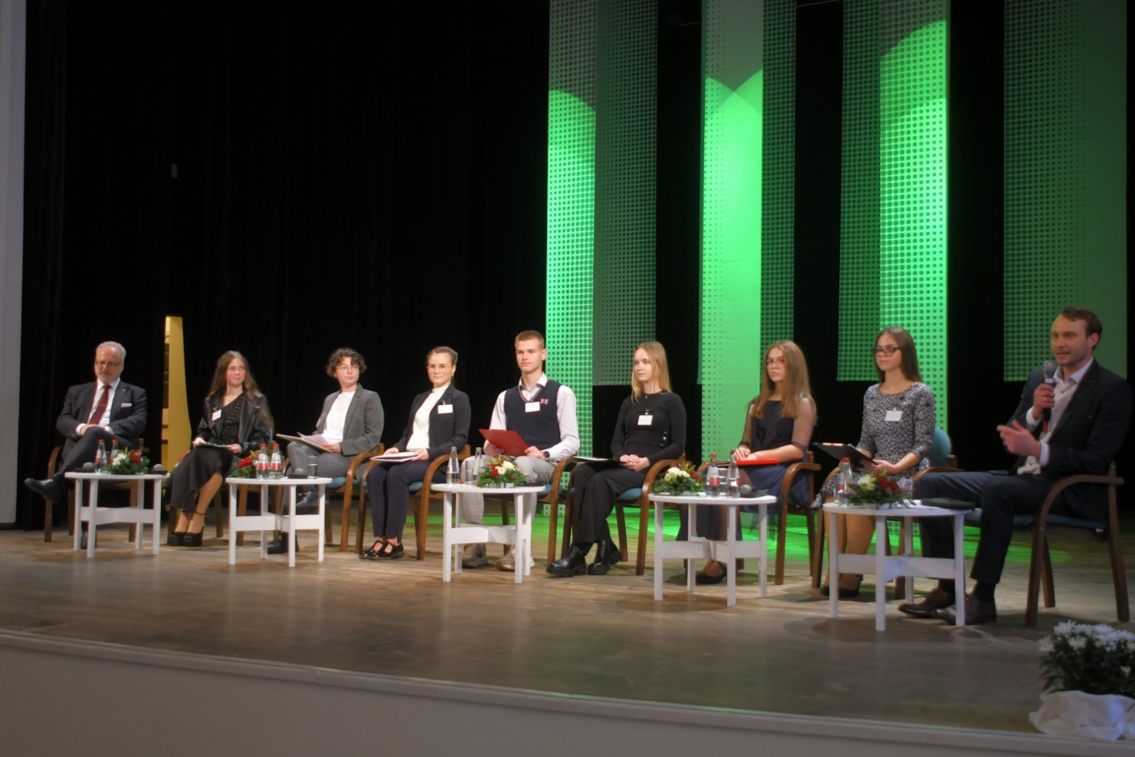 Foto no Valsts prezidenta debatēm ar jauniešiem