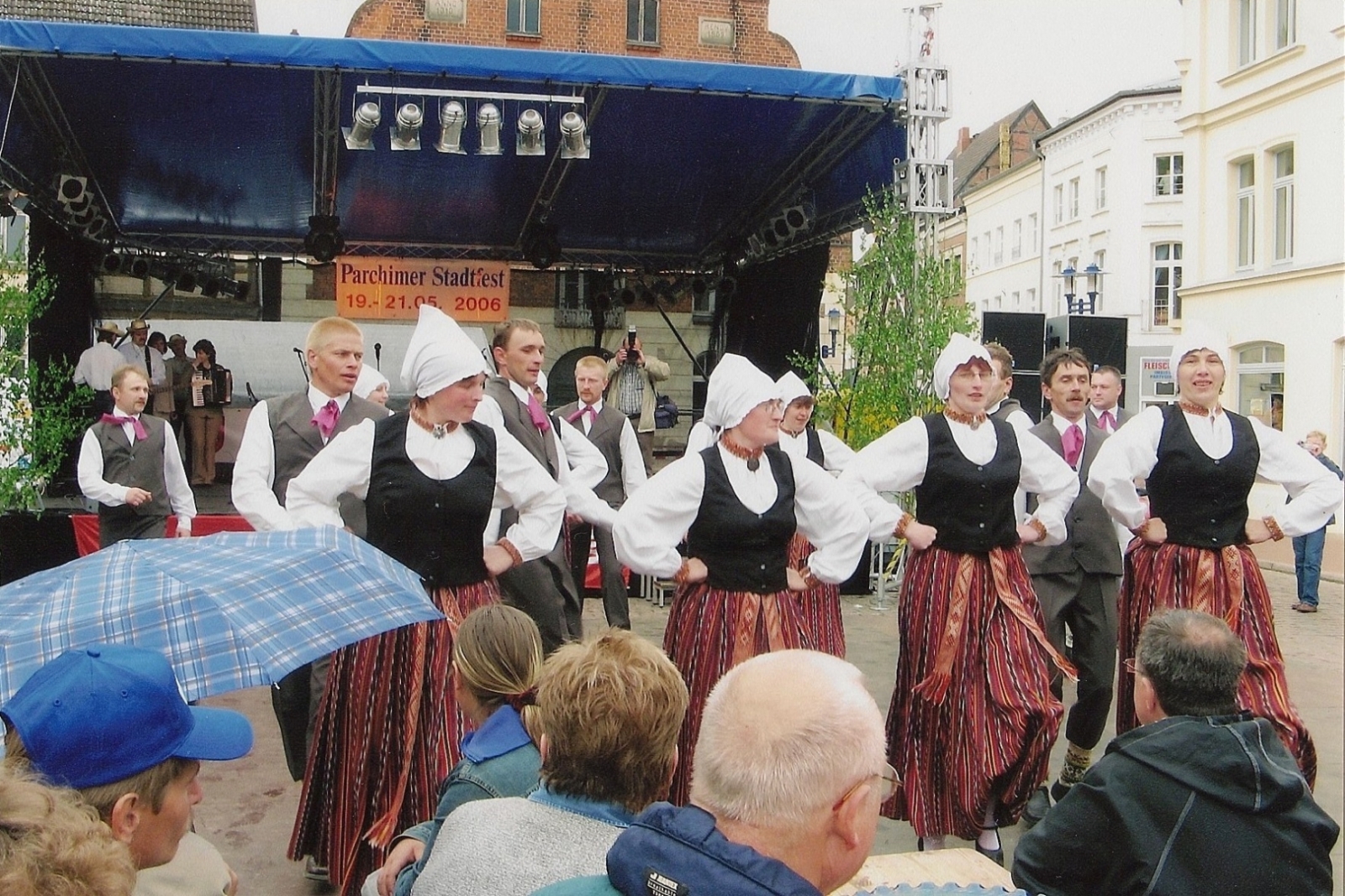 Rubeņu amatiermākslinieki uzstājas Parhimā