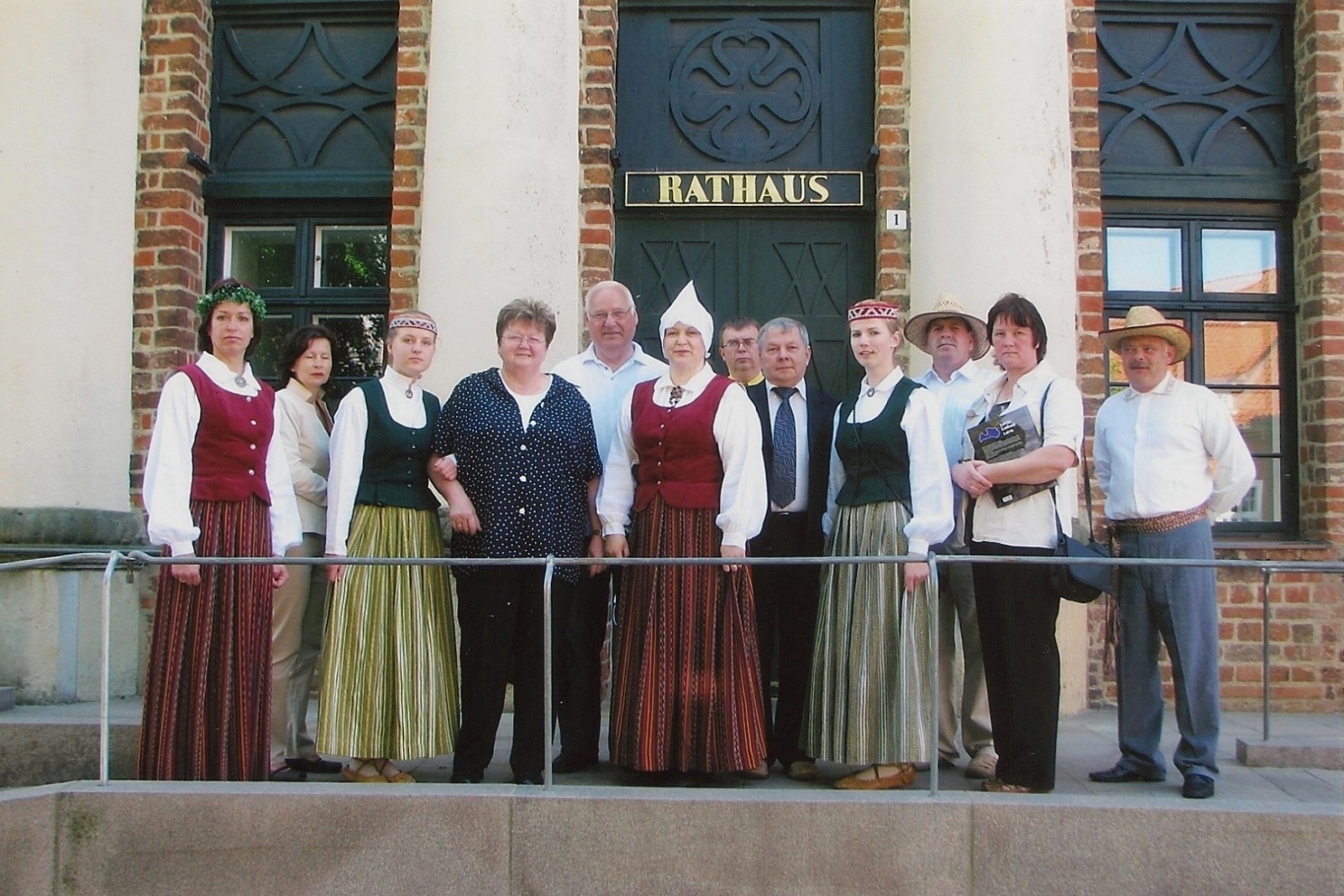 Rubeņu kultūras pārstāvji pie domes ēkas Parhimā