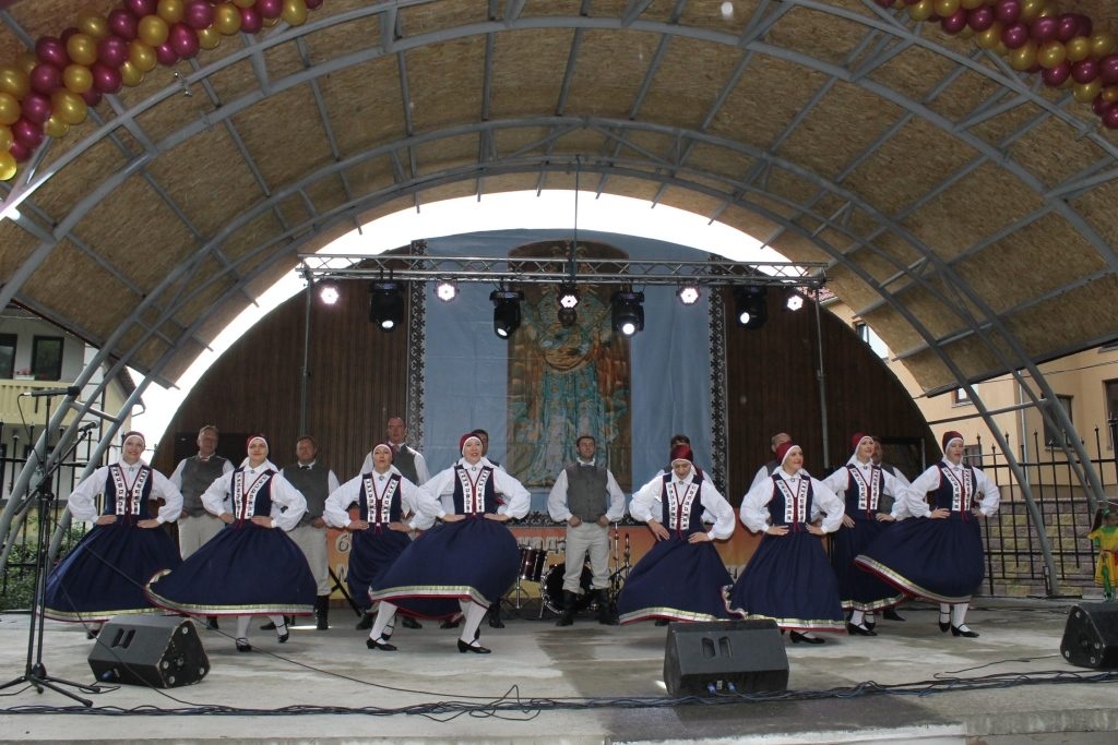 Viesītes dejotāji uzstājas Židačivā