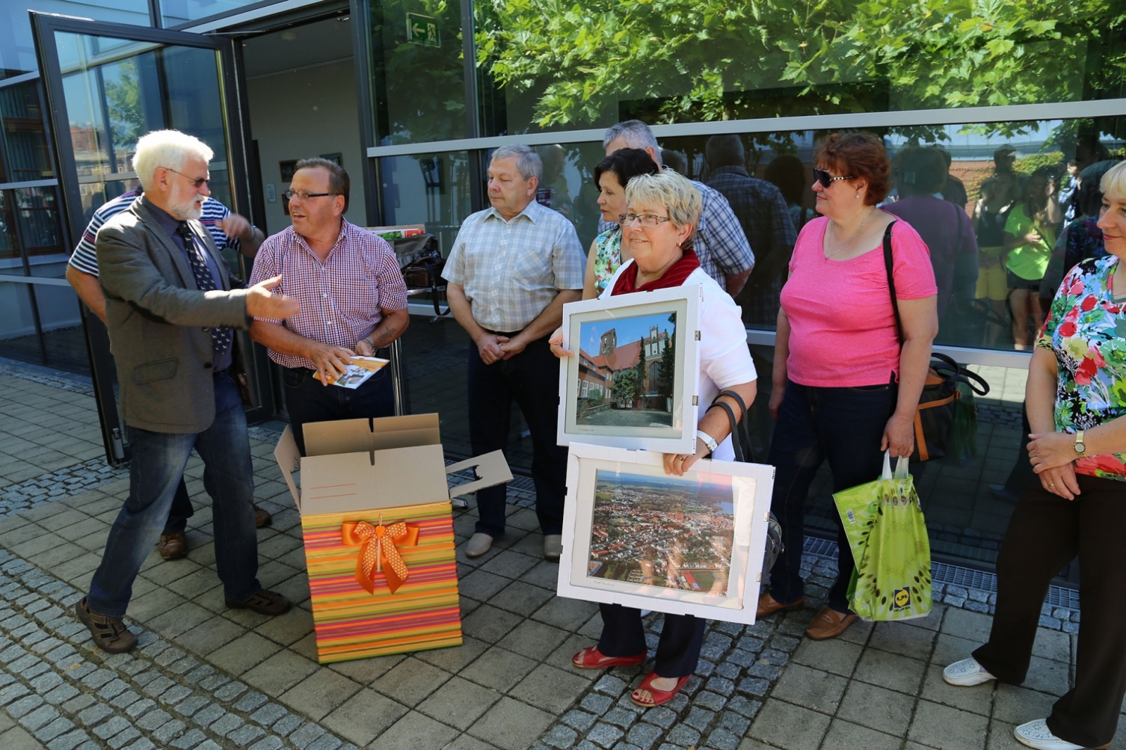 Parhima uzdāvina savas fotogrāfijas ar rāmjiem Jēkabpils novada pašvaldībai
