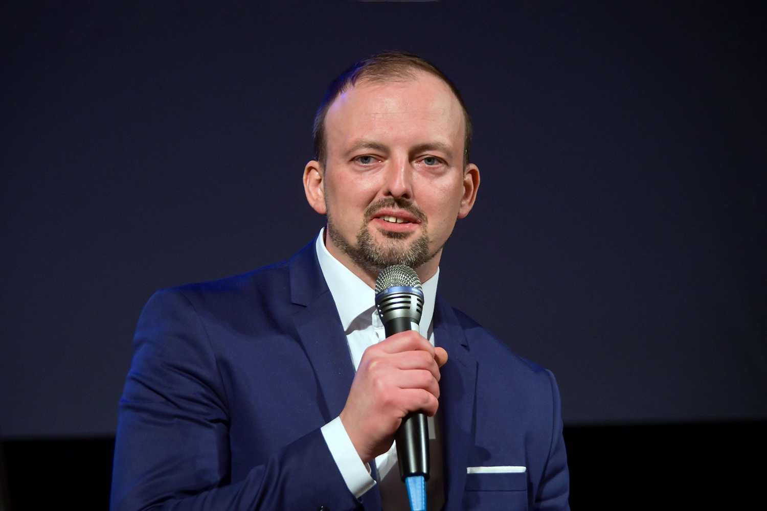 Ervīns Keišs runā mikrofonā