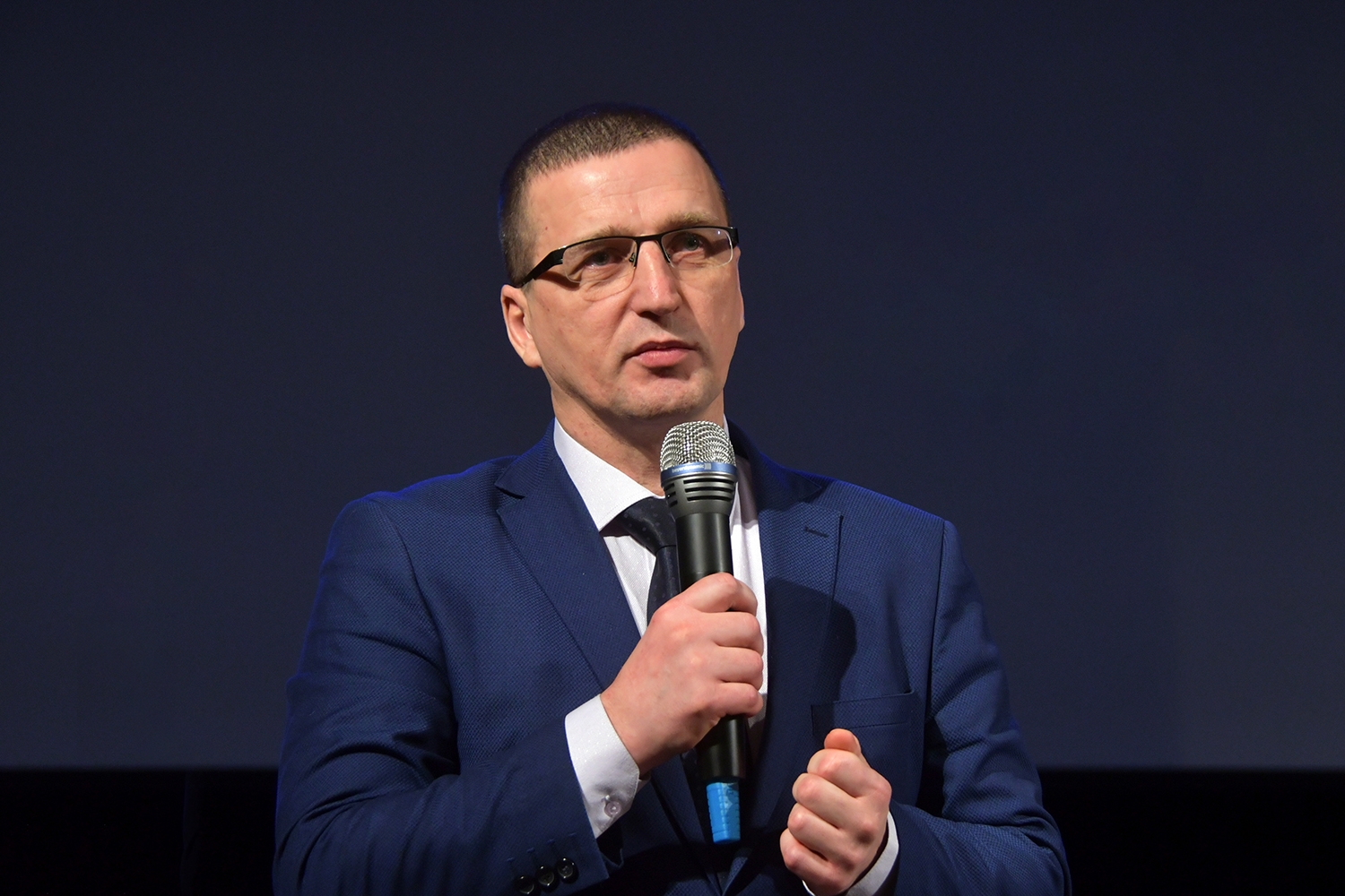 Raivis Ragainis runā mikrofonā