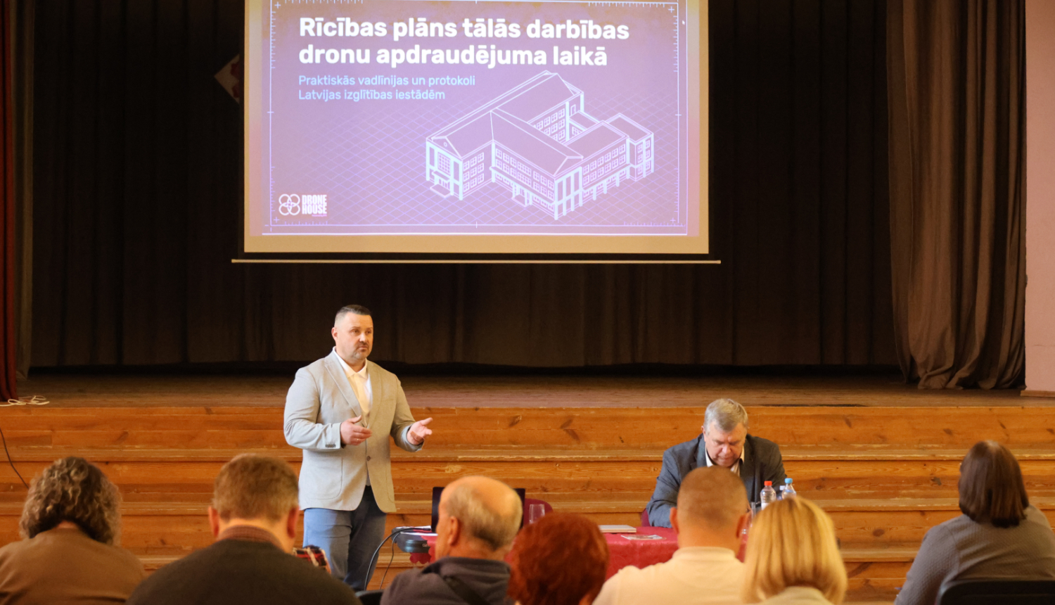 Priekšsēdētāja vietnieks Kārlis Stars stāsta par rīcību dronu apdraudējuma gadījumā