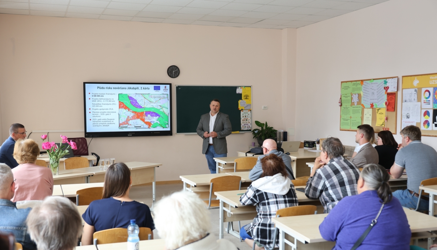 Sarunas ar iedzīvotājiem klases telpā Jēkabpils 3. vidusskolā