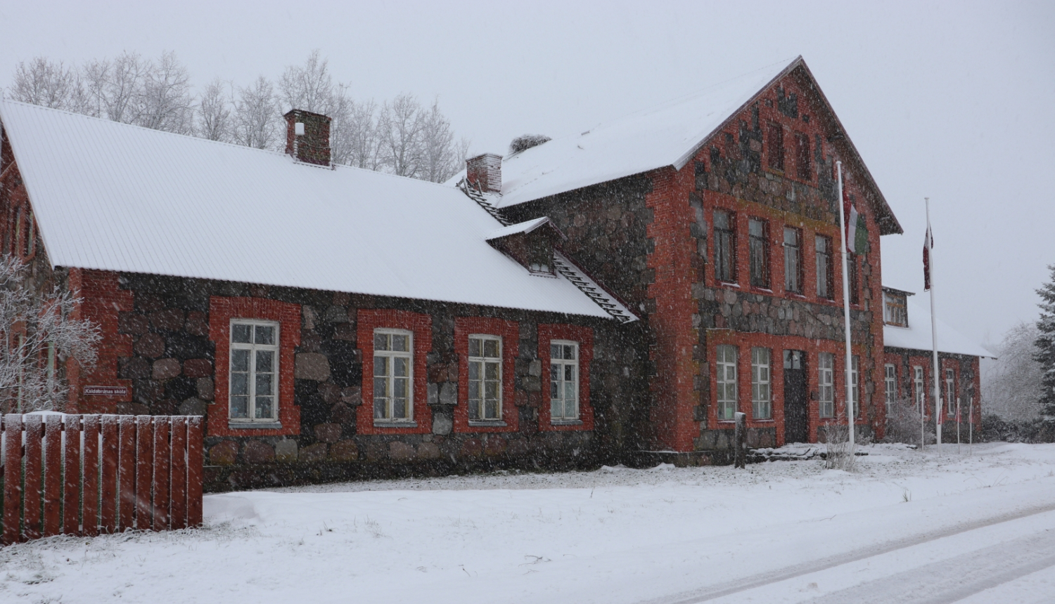 Kaldabruņas skola sniega segā