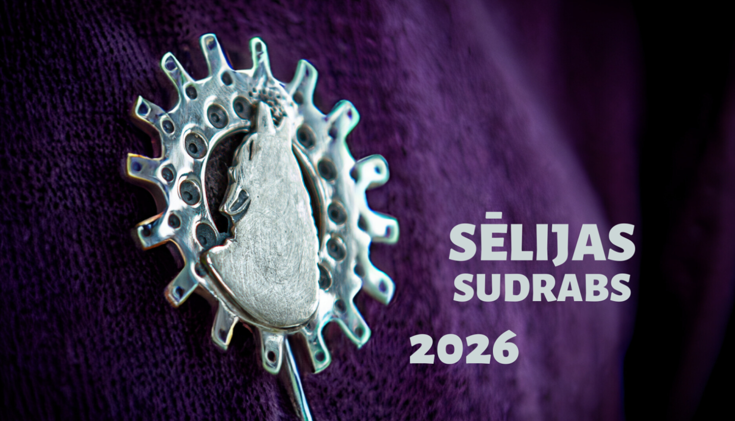 Sudrabota piespraude ar gaudojošu vilku saules saktā - Sēlijas sudrabs 2026