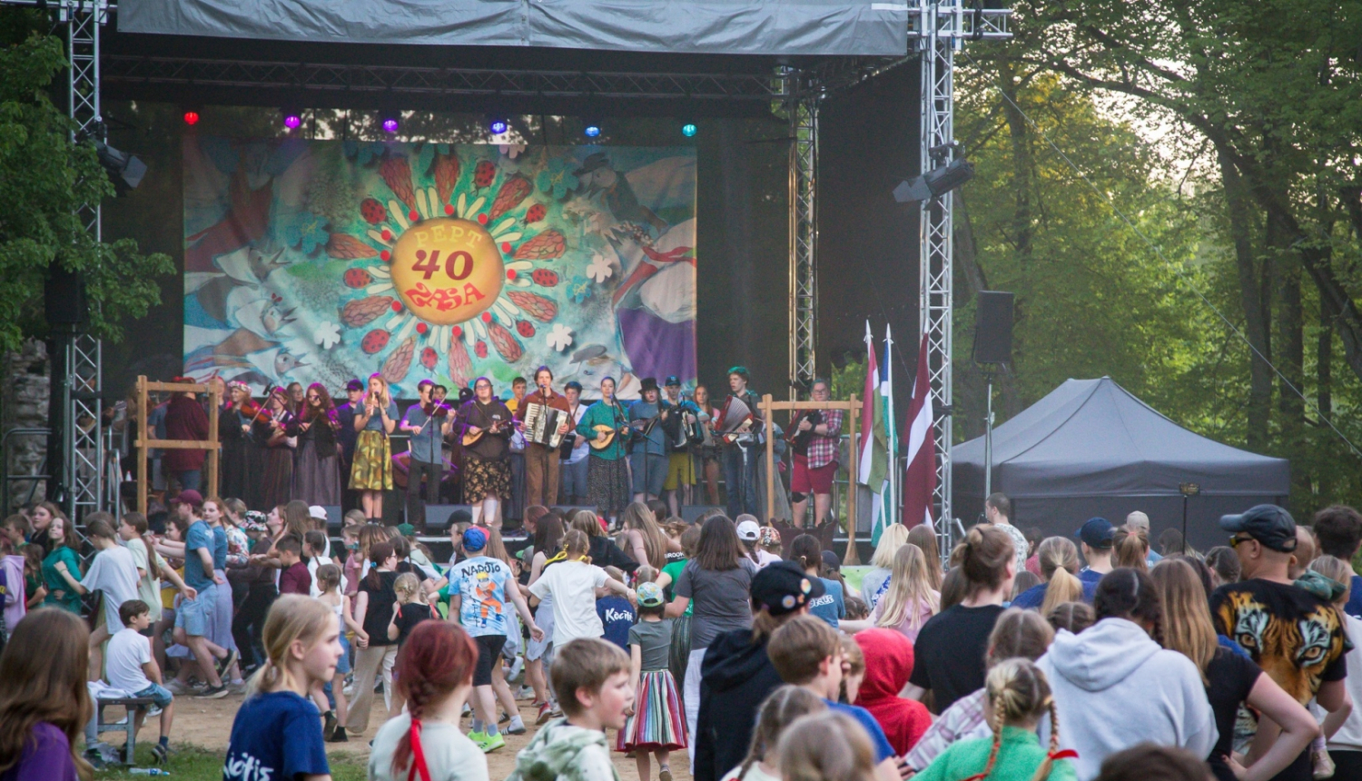 Festivāls pulkā eimu pulkā teku 