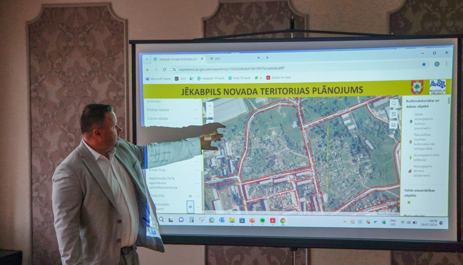 K.Stars rāda uz teritoriju kartē ekrānā