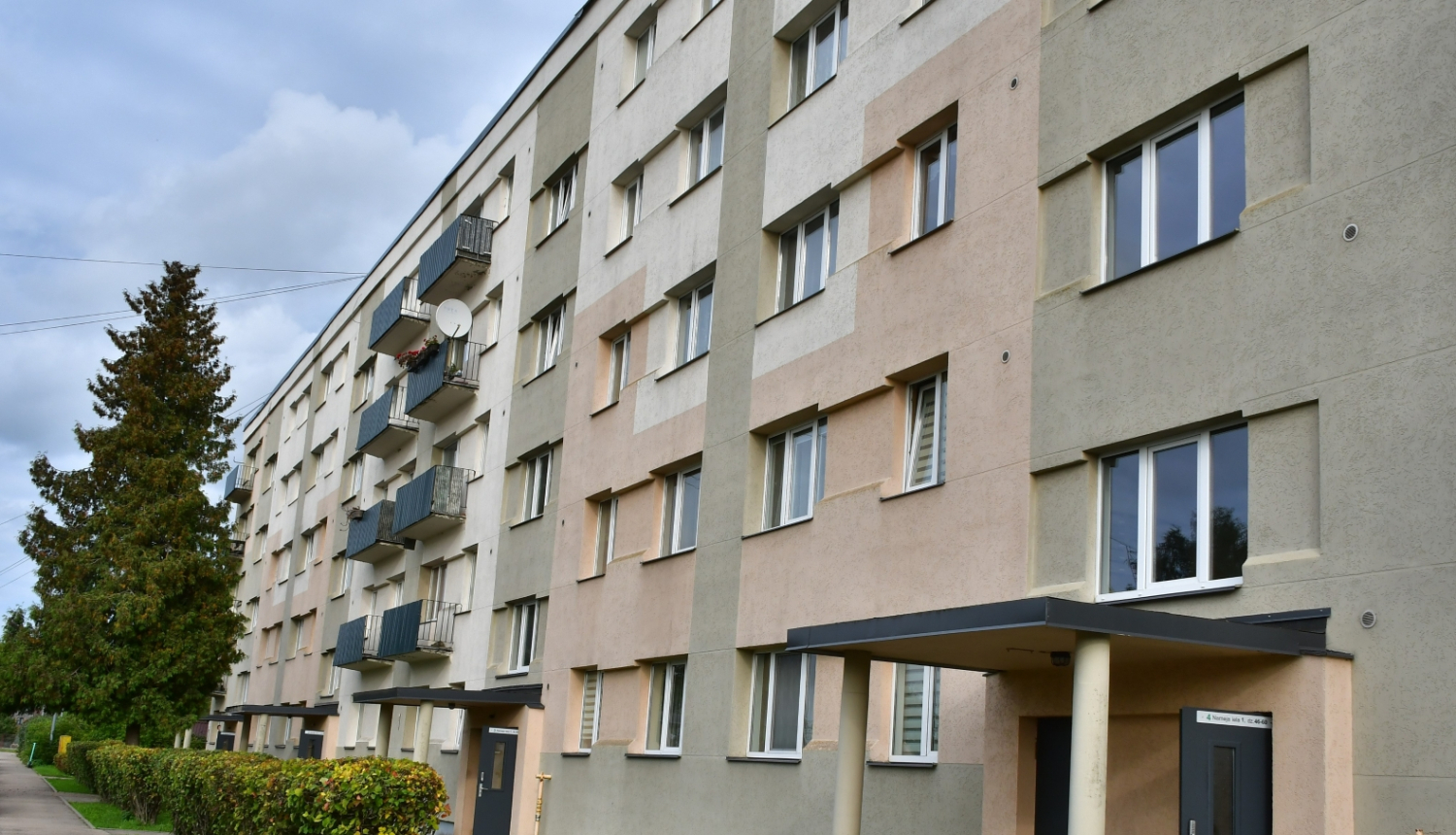 Daudzdzīvokļu ēka