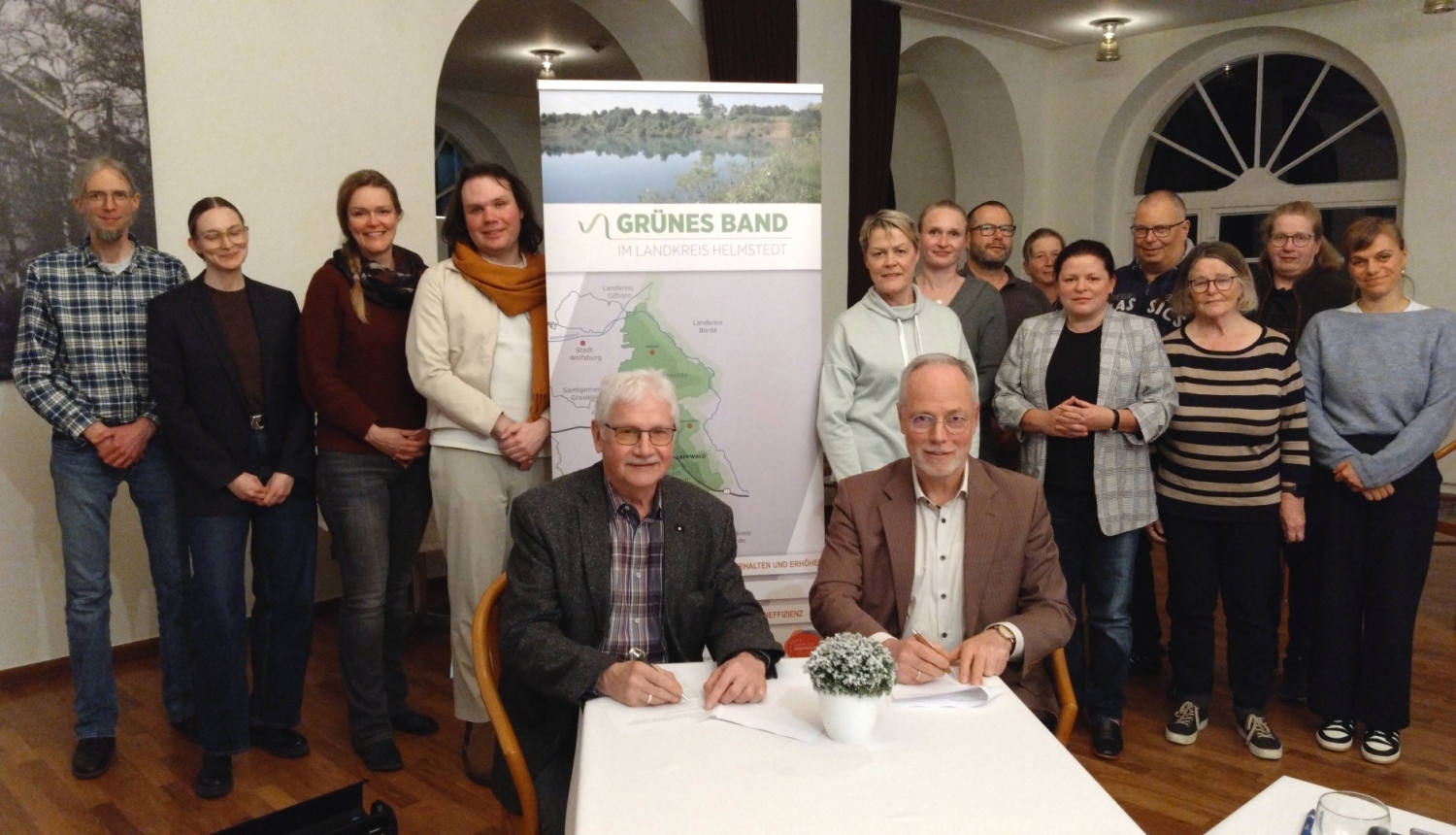 Vācu partneri kopīgā projekta līguma parakstīšanas brīdī