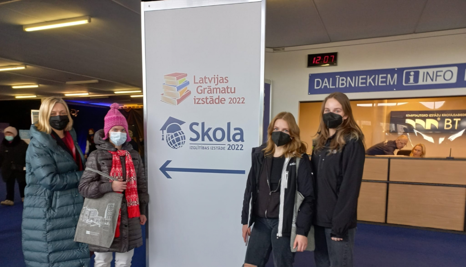 skolēni