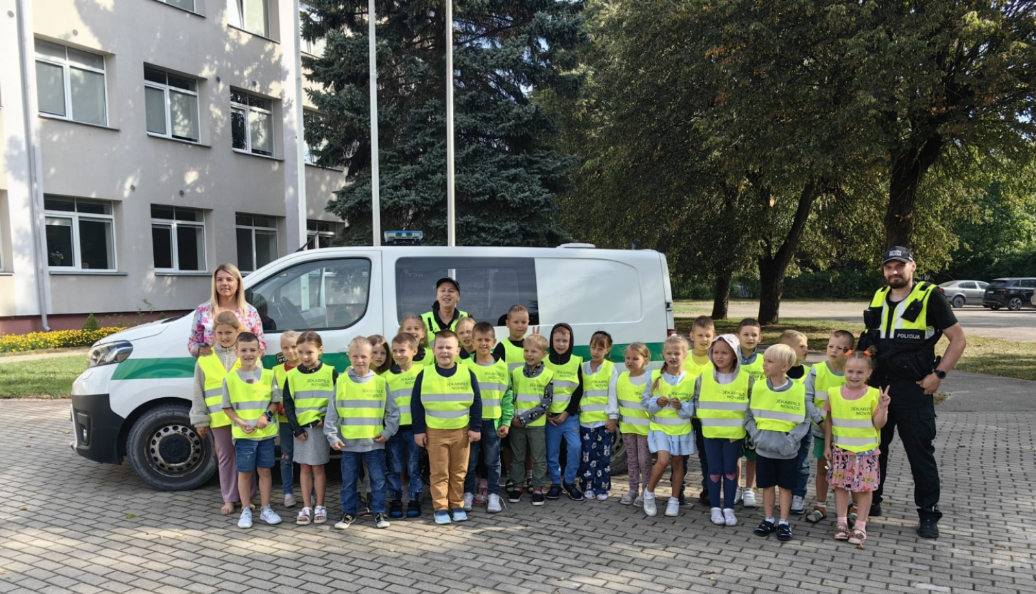 Pirmklasnieki ar pašvaldības uzdāvinātajām atstarojošajām vestēm